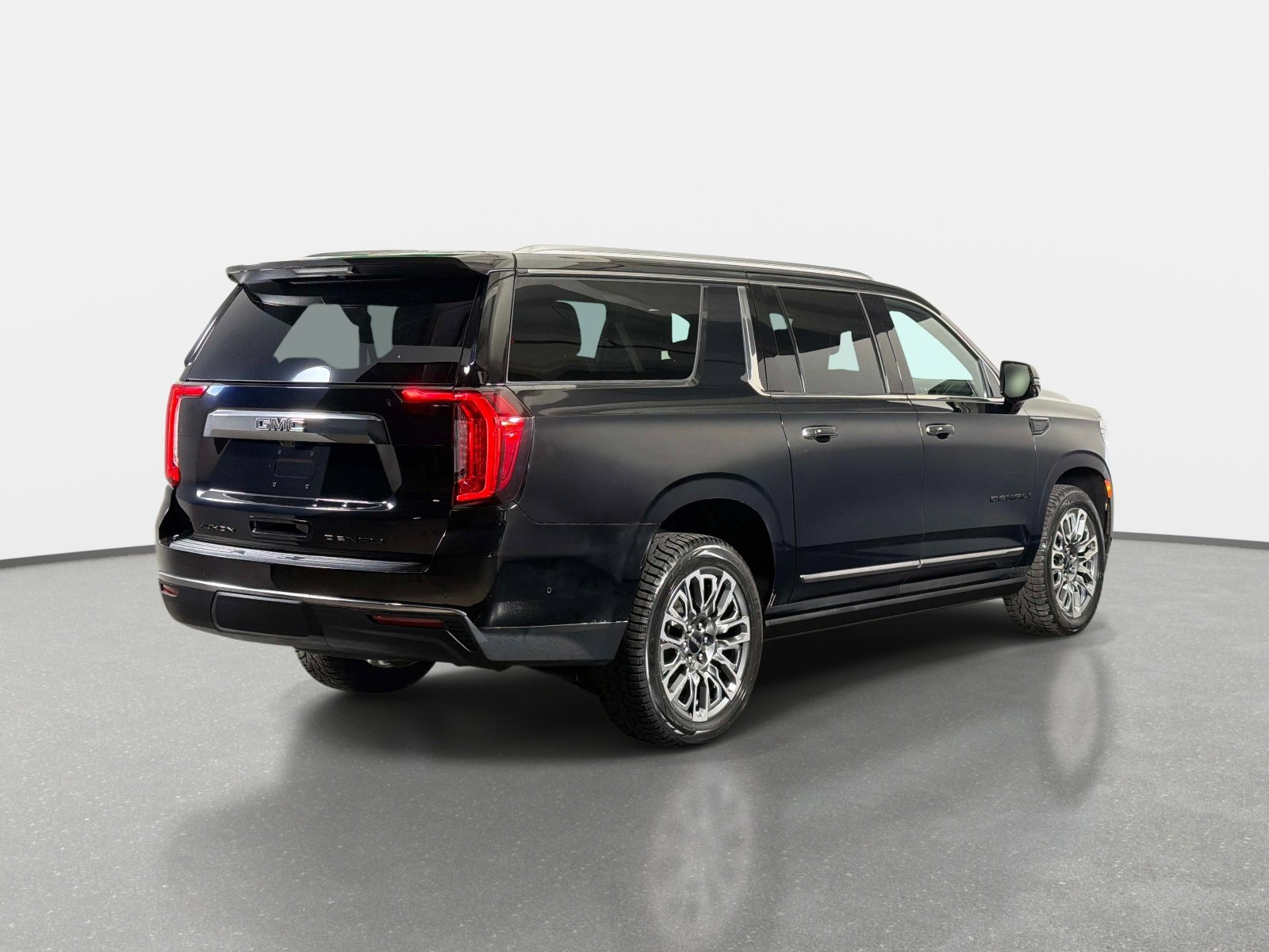 Used 2024 GMC Yukon XL Denali Ultimate AWD/4WD image 3