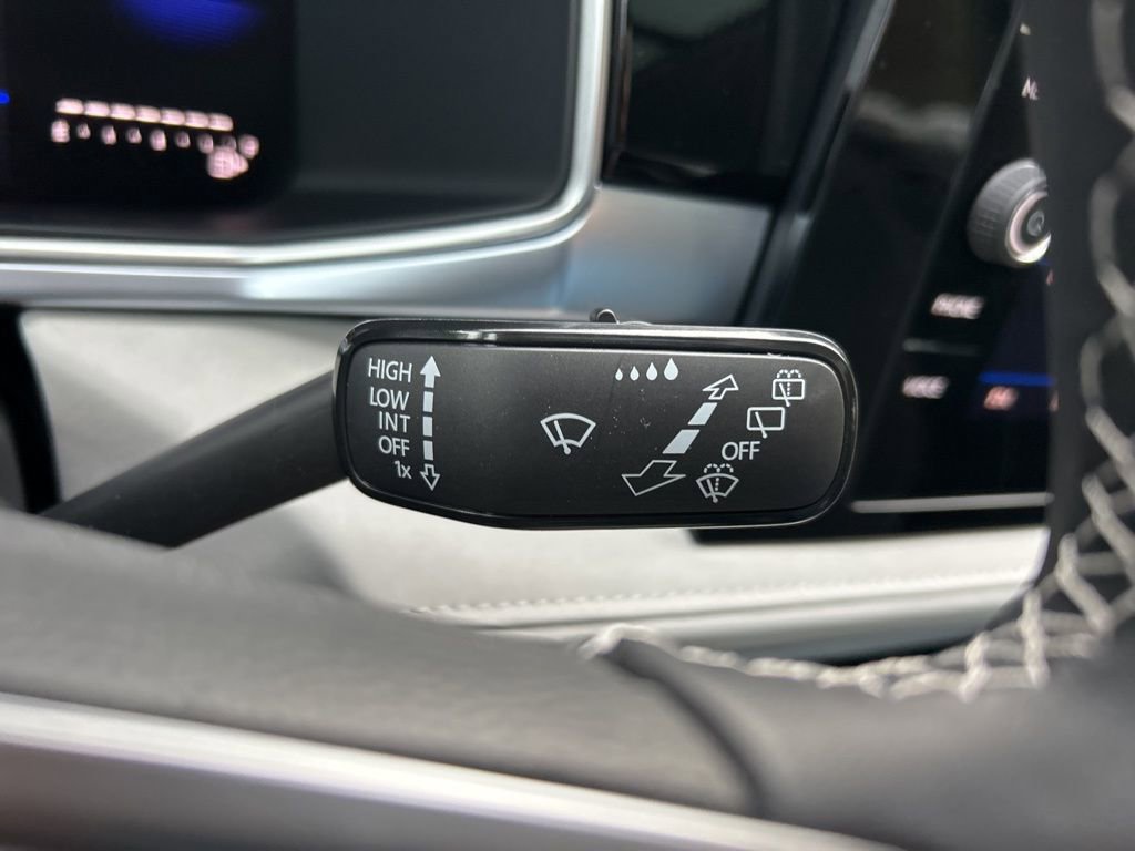 Certified 2025 Volkswagen Taos SE w/ Panoramic Sunroof Package image 30