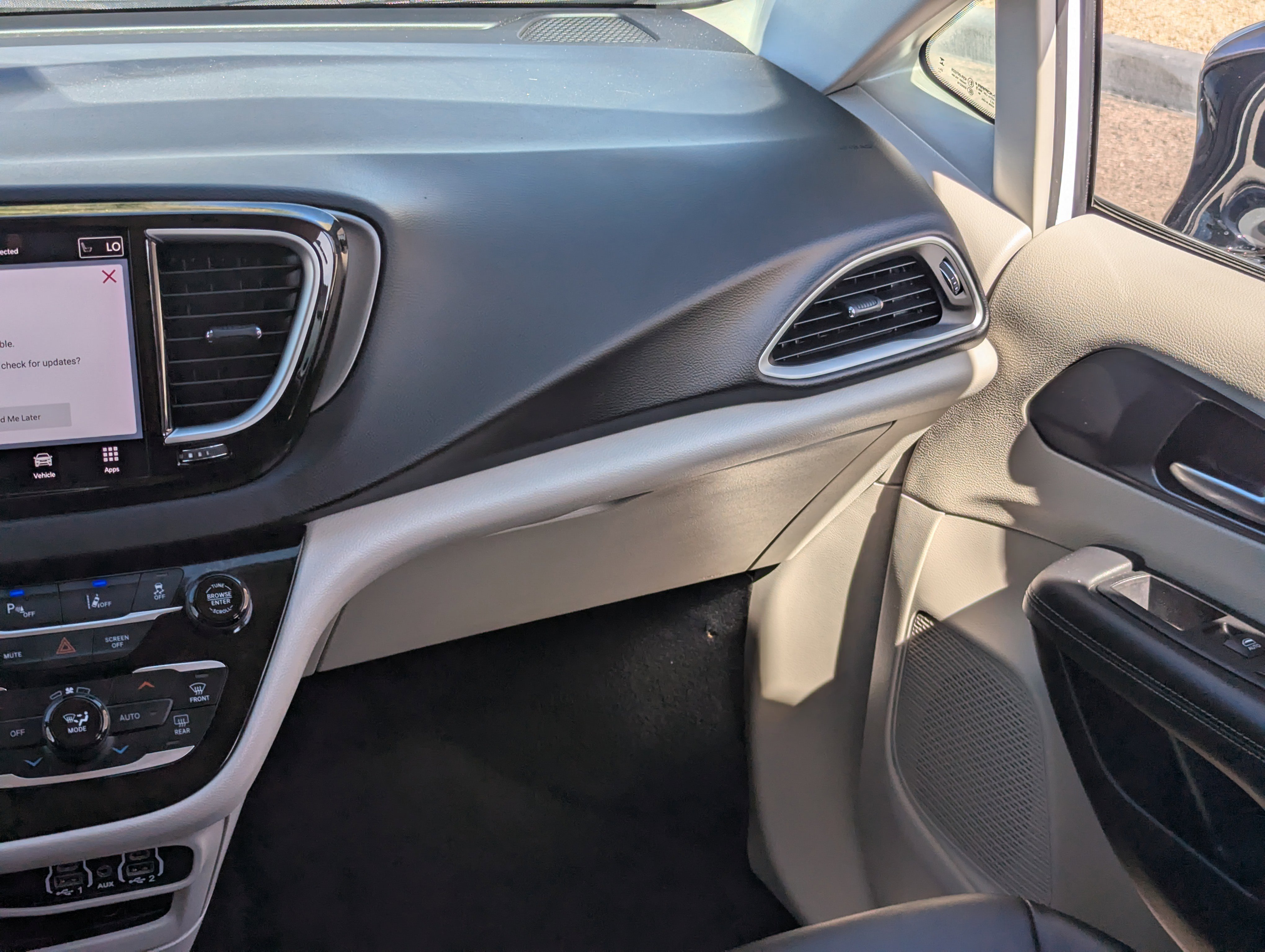 Used 2024 Chrysler Pacifica Touring-L image 15