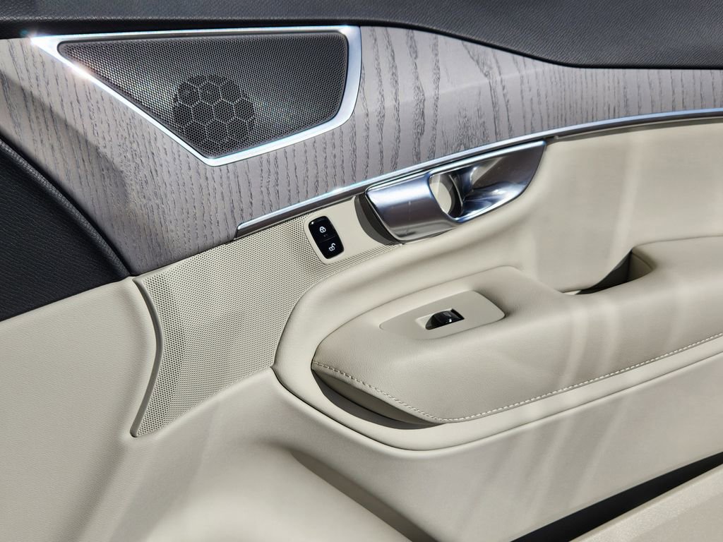 New 2025 Volvo XC90 B6 Core w/ Protection Package Premier image 21