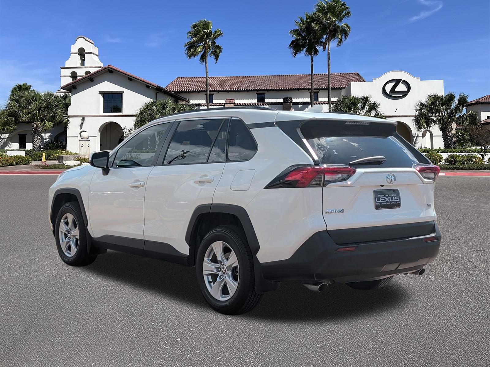 Used 2021 Toyota RAV4 XLE w/ Convenience Package FWD image 4