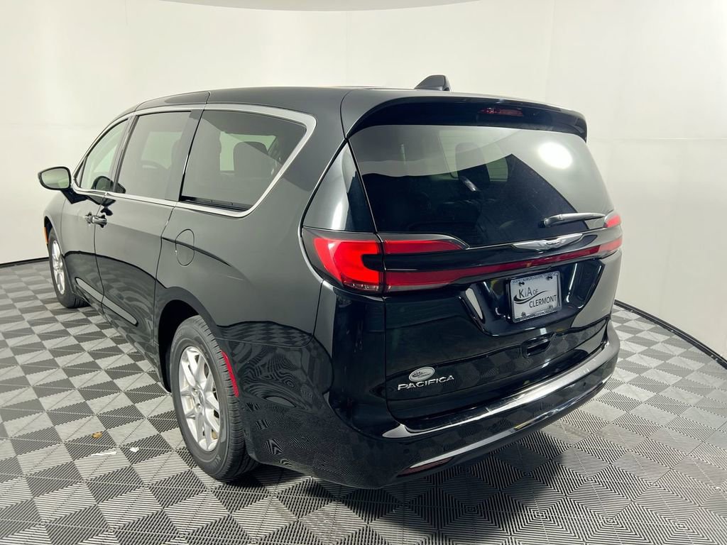Used 2024 Chrysler Pacifica Touring-L FWD image 5