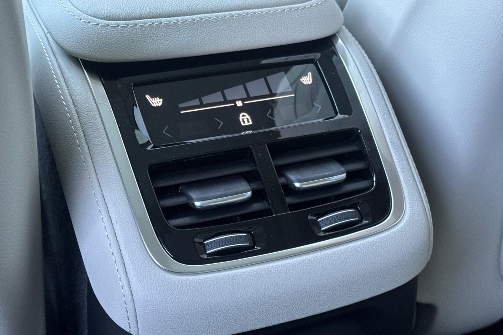 New 2026 Volvo XC90 T8 Ultra w/ Lounge Package image 13