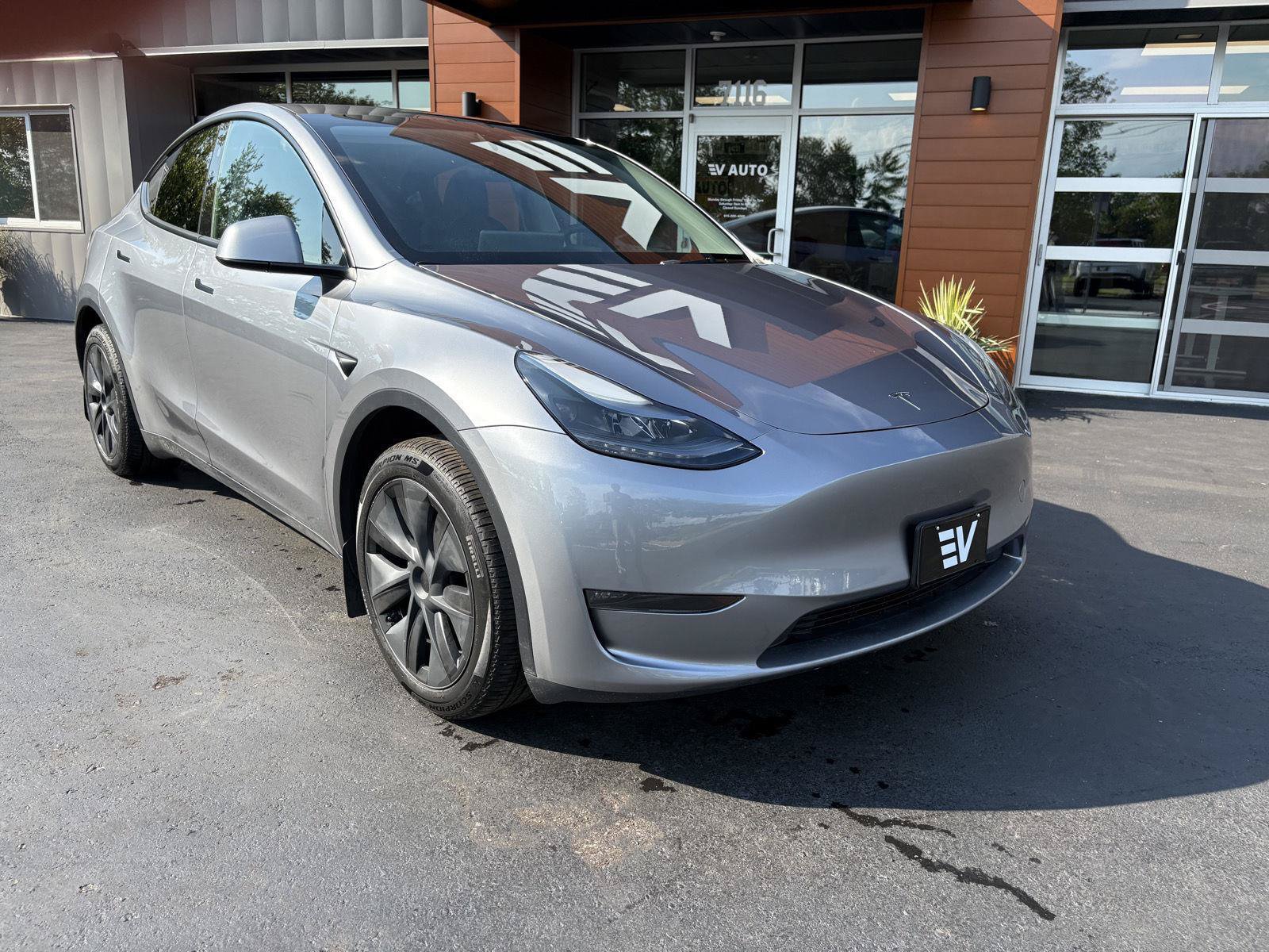 Used 2024 Tesla Model Y Long Range AWD/4WD image 2