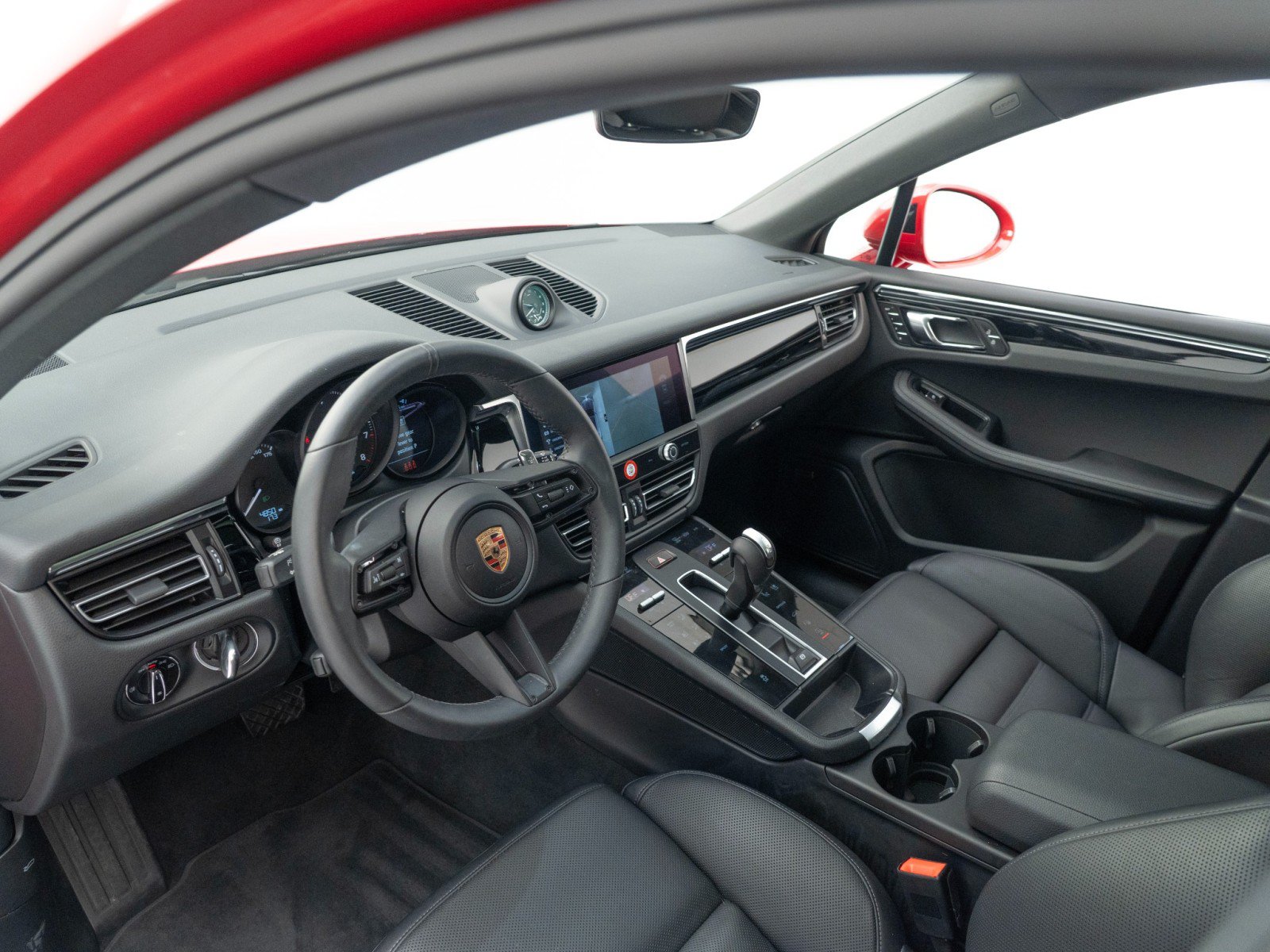 Certified 2025 Porsche Macan AWD/4WD image 4