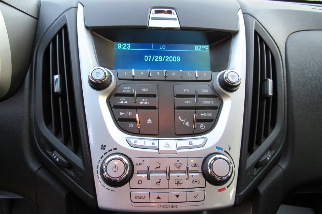 Used 2010 Chevrolet Equinox LT AWD/4WD image 23