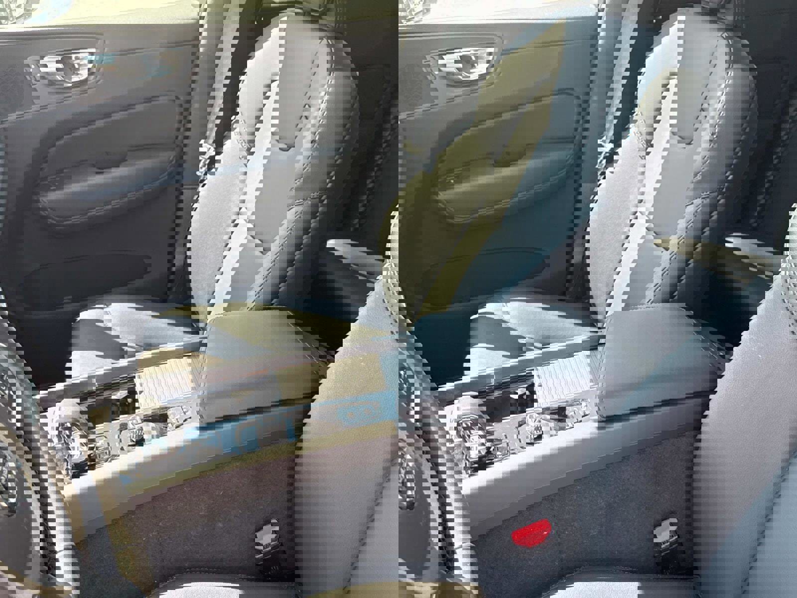 Certified 2025 Volvo XC60 B5 Core w/ Climate Package image 20