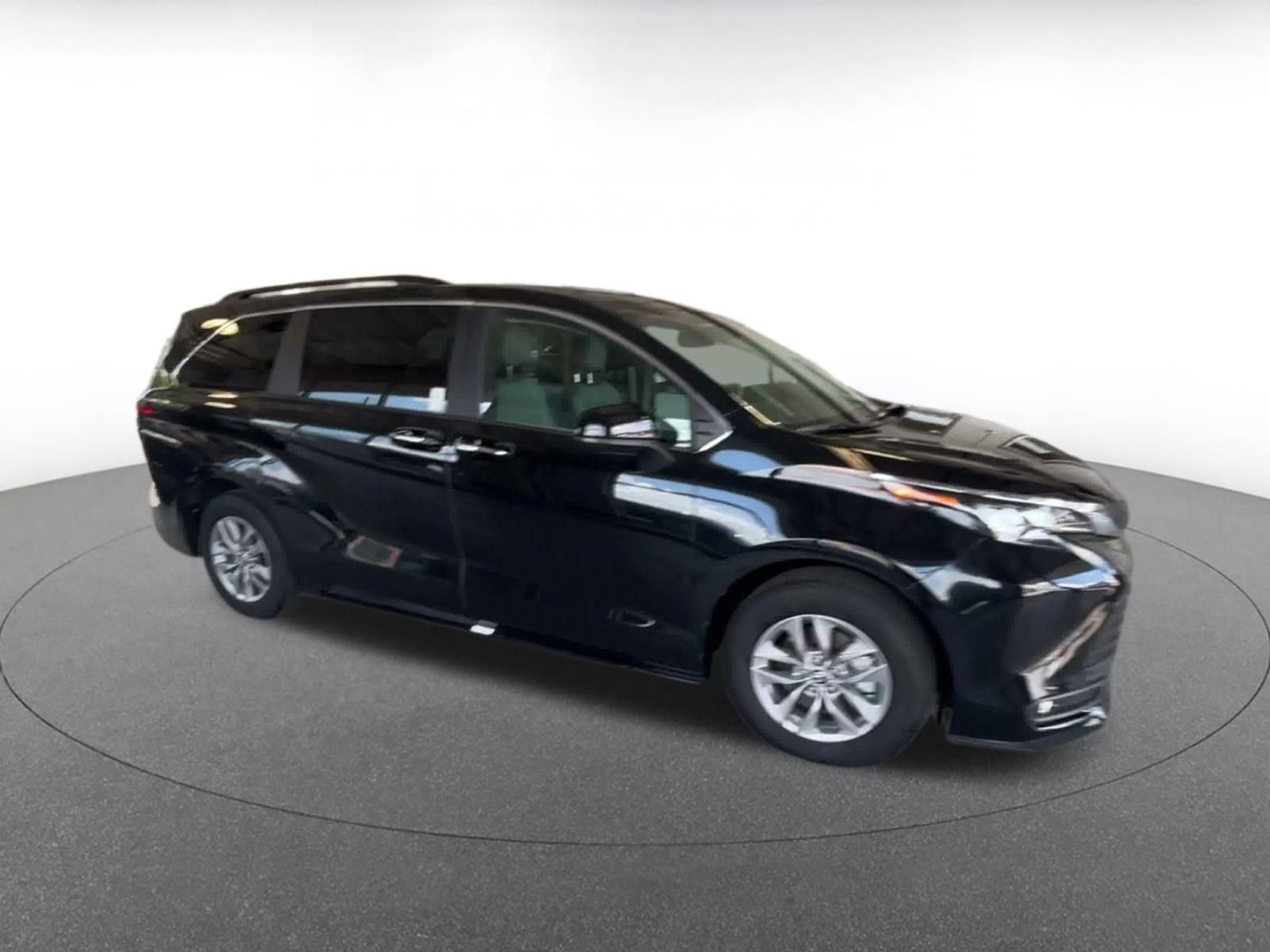 Used 2025 Toyota Sienna XLE FWD image 2