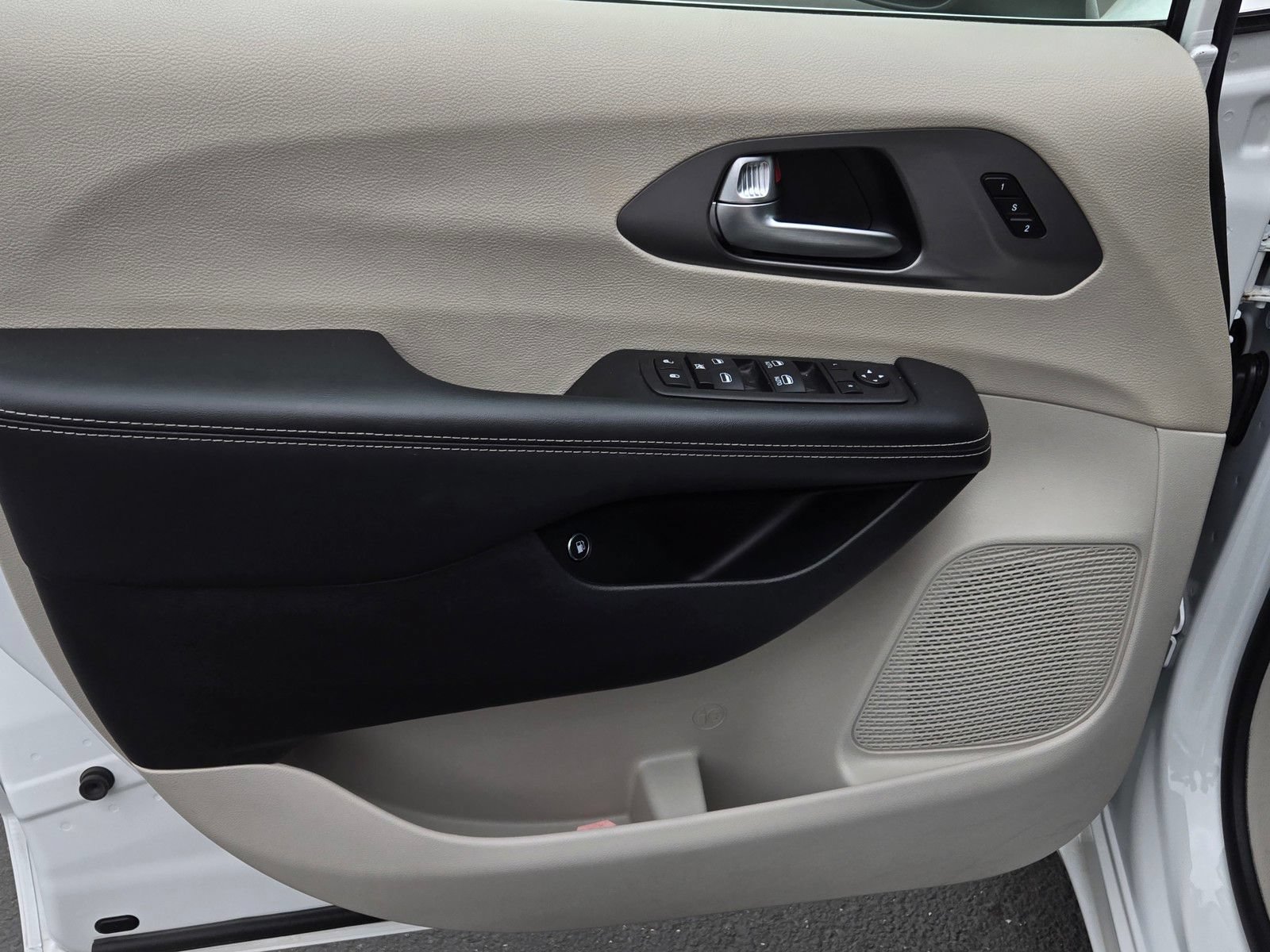 Used 2023 Chrysler Pacifica Touring-L FWD image 9