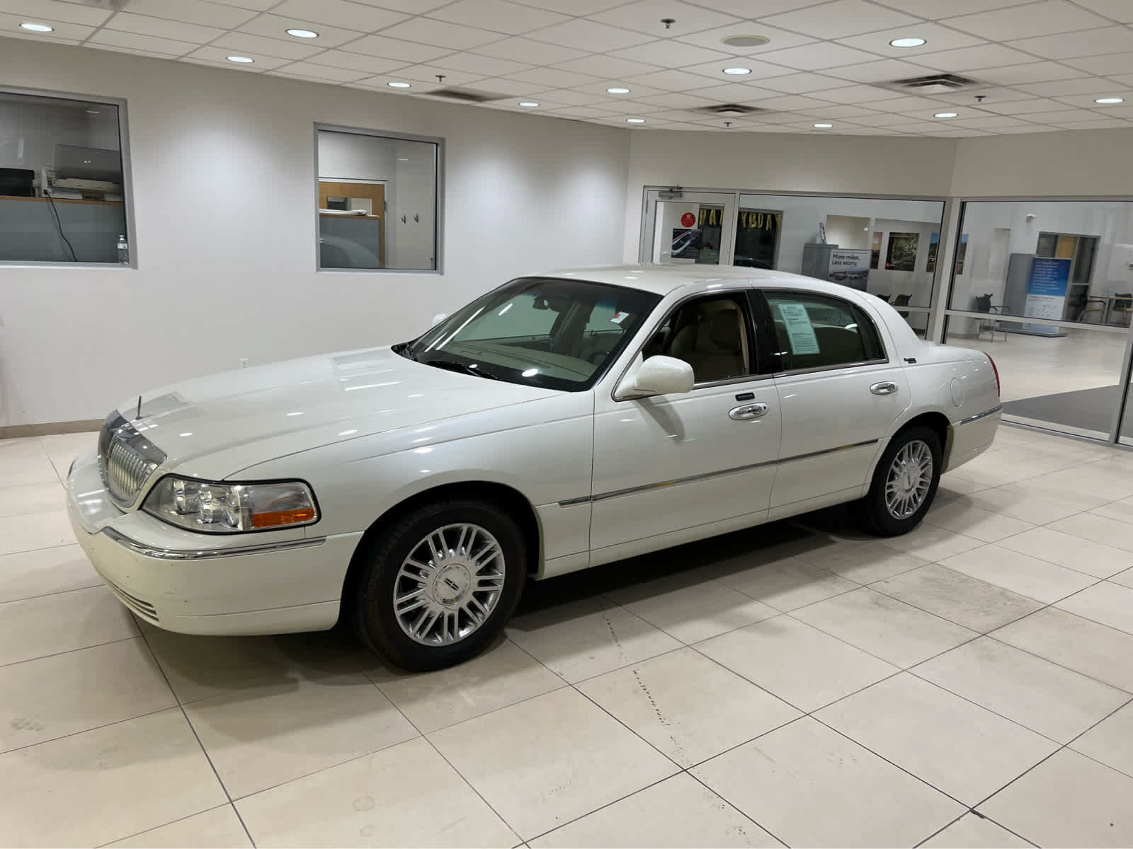 Used 2006 Lincoln Town Car Signature Limited RWD image 3