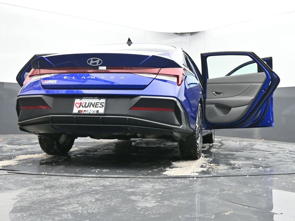 Used 2025 Hyundai Elantra SEL image 93