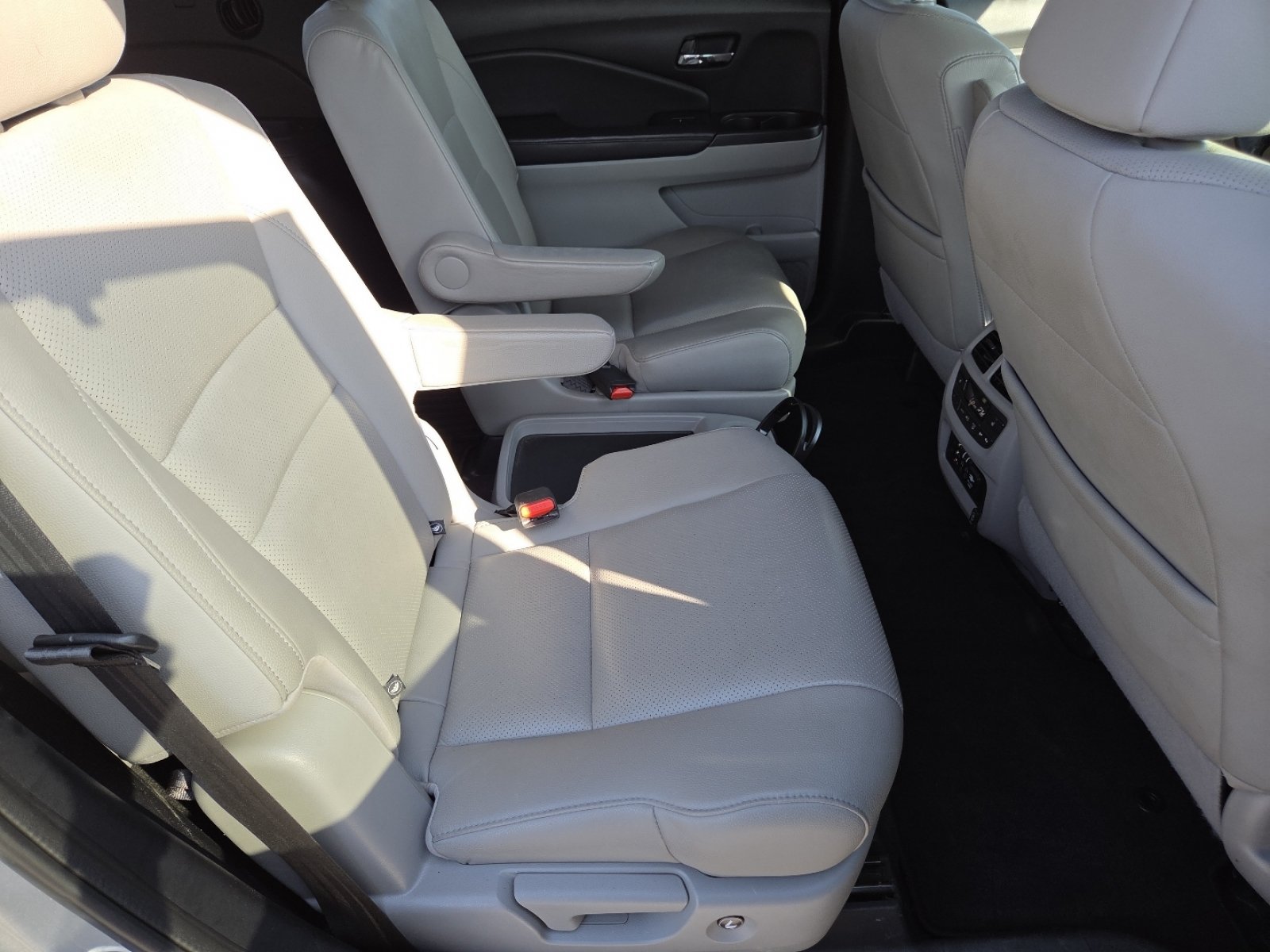 Used 2018 Honda Pilot Elite image 23