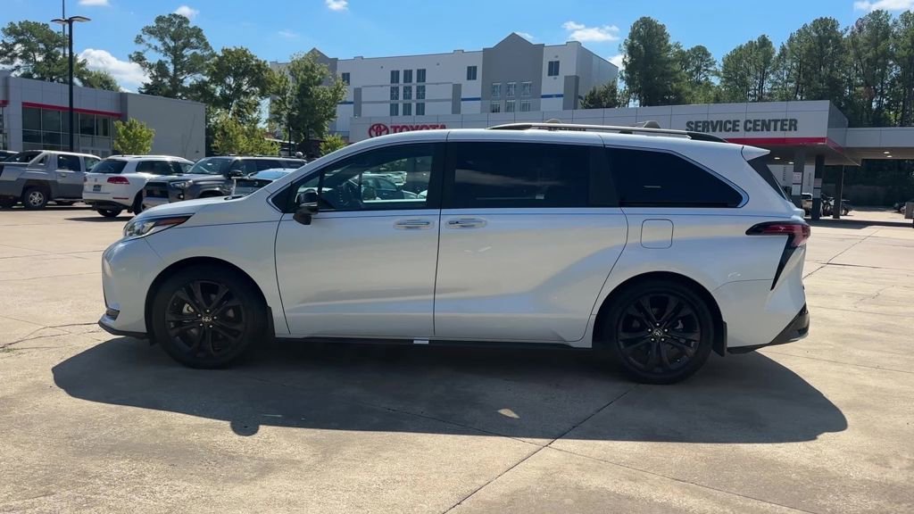 Used 2023 Toyota Sienna XSE FWD image 3