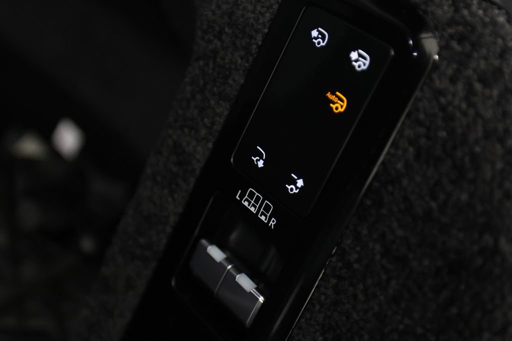 Used 2025 Land Rover Range Rover SE AWD/4WD image 13