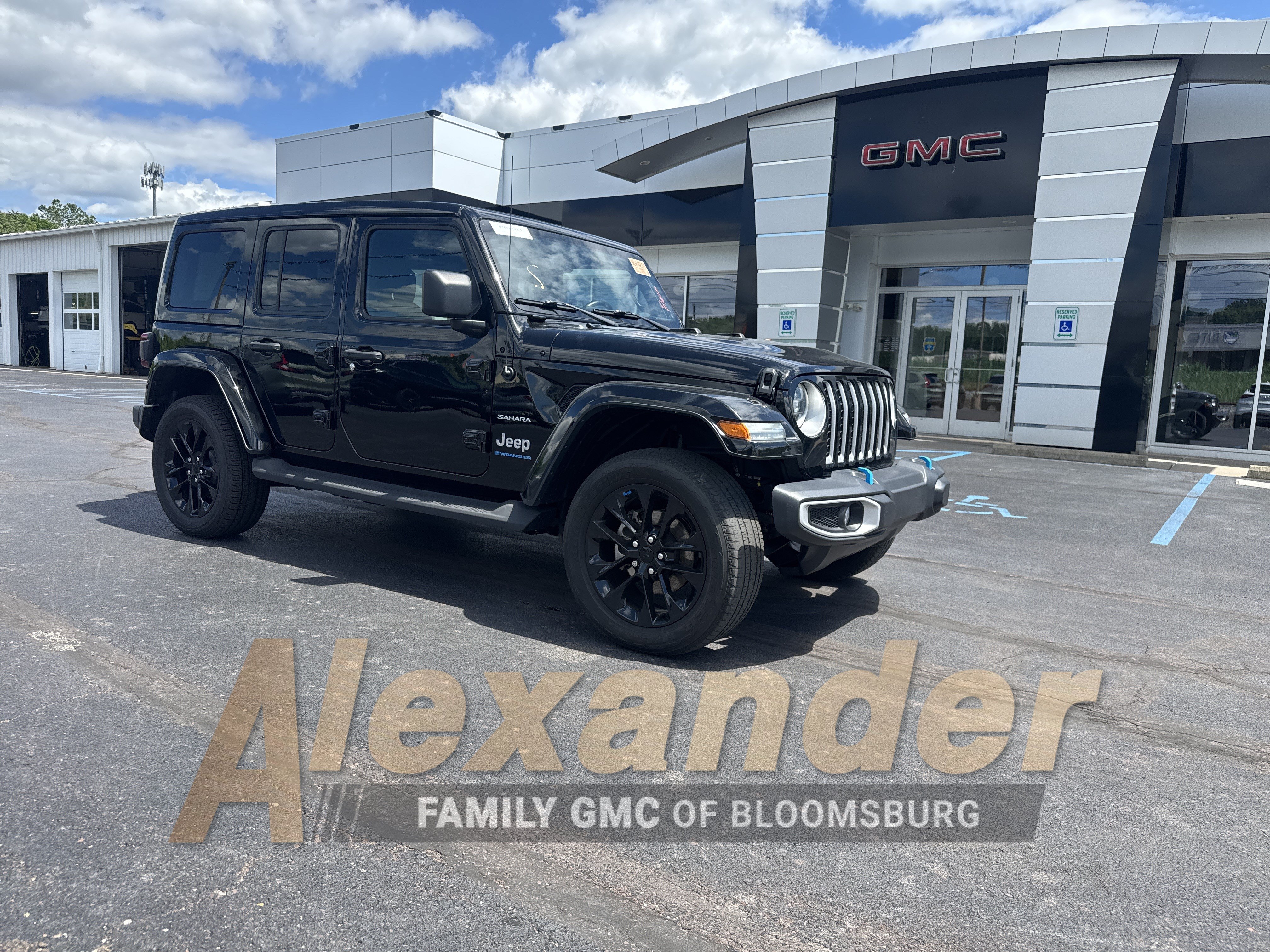 Used 2023 Jeep Wrangler Unlimited Sahara w/ Cold Weather Group AWD/4WD video 1