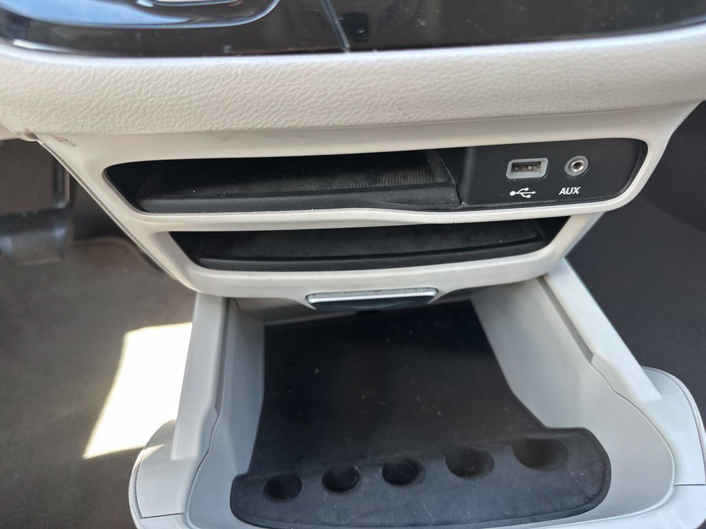 Used 2017 Chrysler Pacifica Touring-L FWD image 47