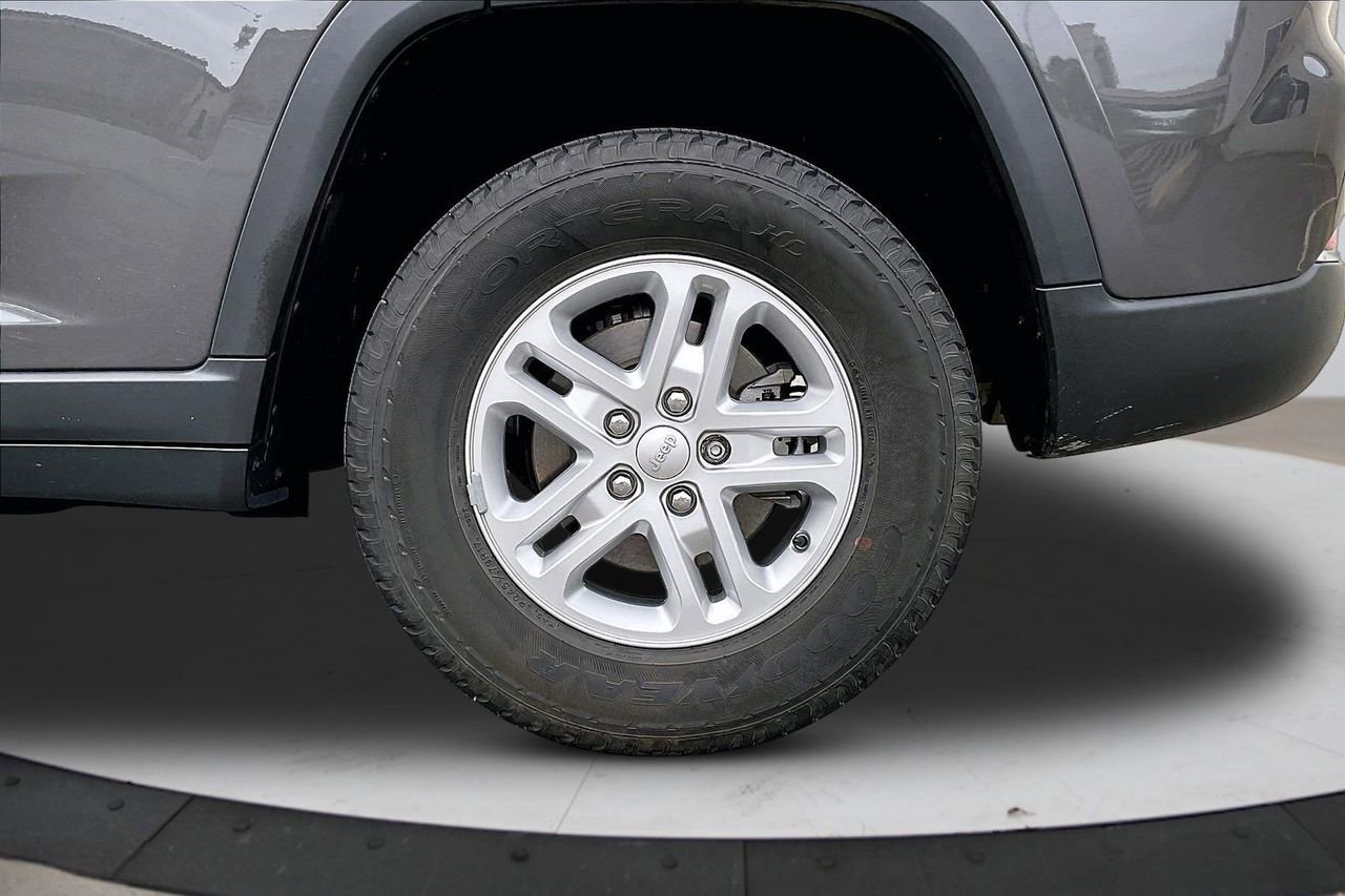 Used 2023 Jeep Grand Cherokee Laredo image 35