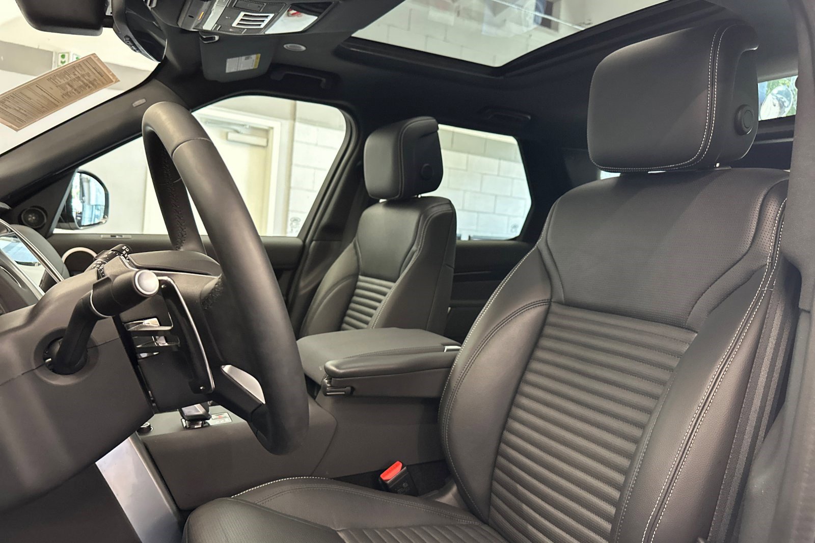 Certified 2025 Land Rover Discovery S image 6