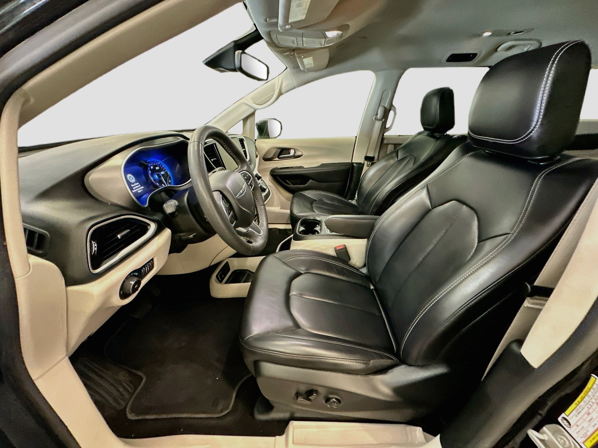 Used 2023 Chrysler Pacifica Touring-L FWD image 13