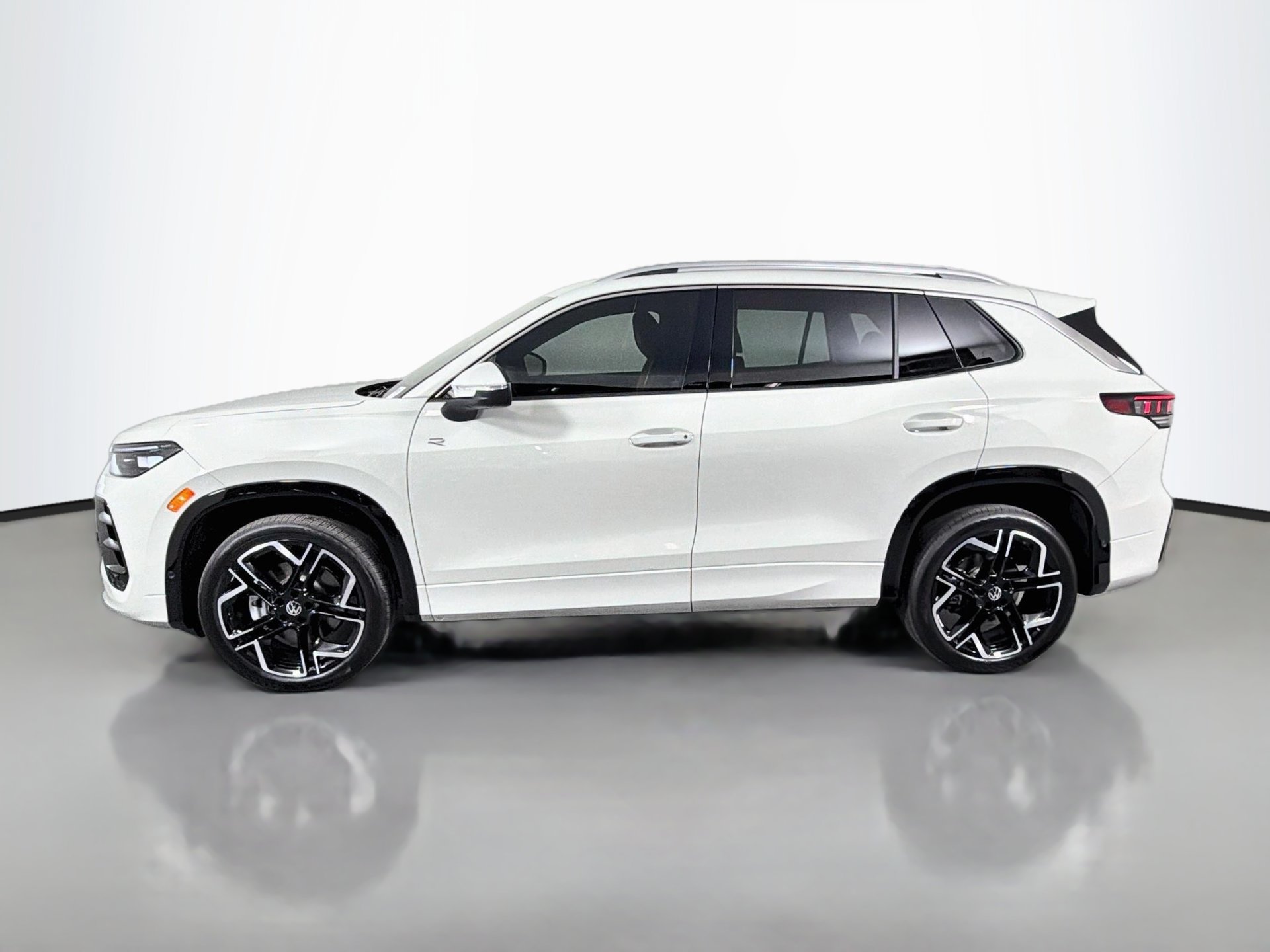 New 2027 Volkswagen Tiguan SEL R-Line AWD/4WD image 8