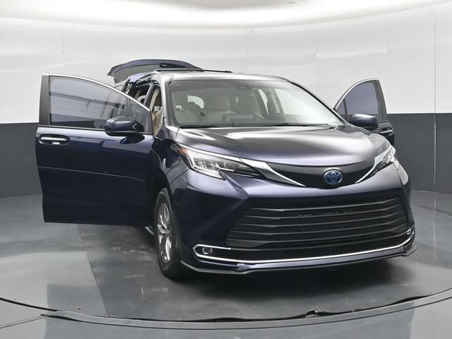 Used 2023 Toyota Sienna XLE FWD image 58