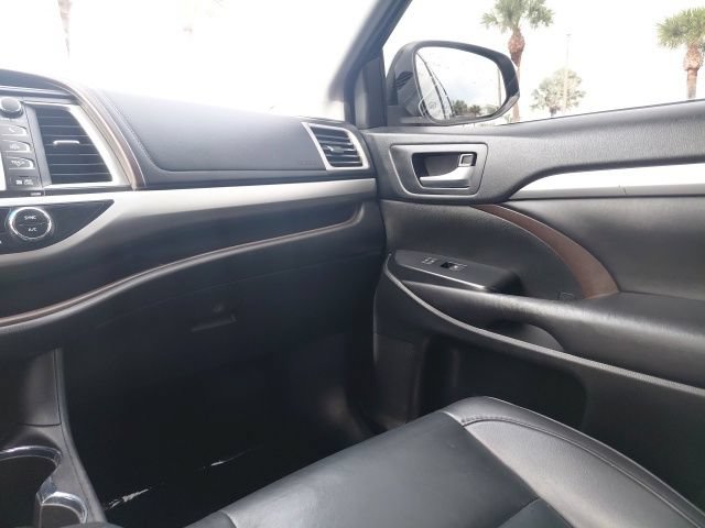 Used 2019 Toyota Highlander XLE FWD image 19