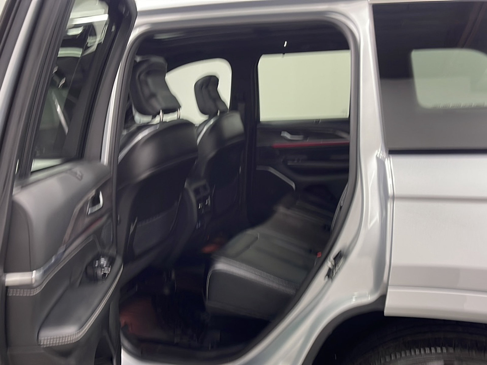 Used 2025 Jeep Grand Cherokee Overland w/ Adv Protech Group III AWD/4WD image 16