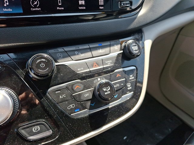 Used 2024 Chrysler Pacifica Touring-L image 16