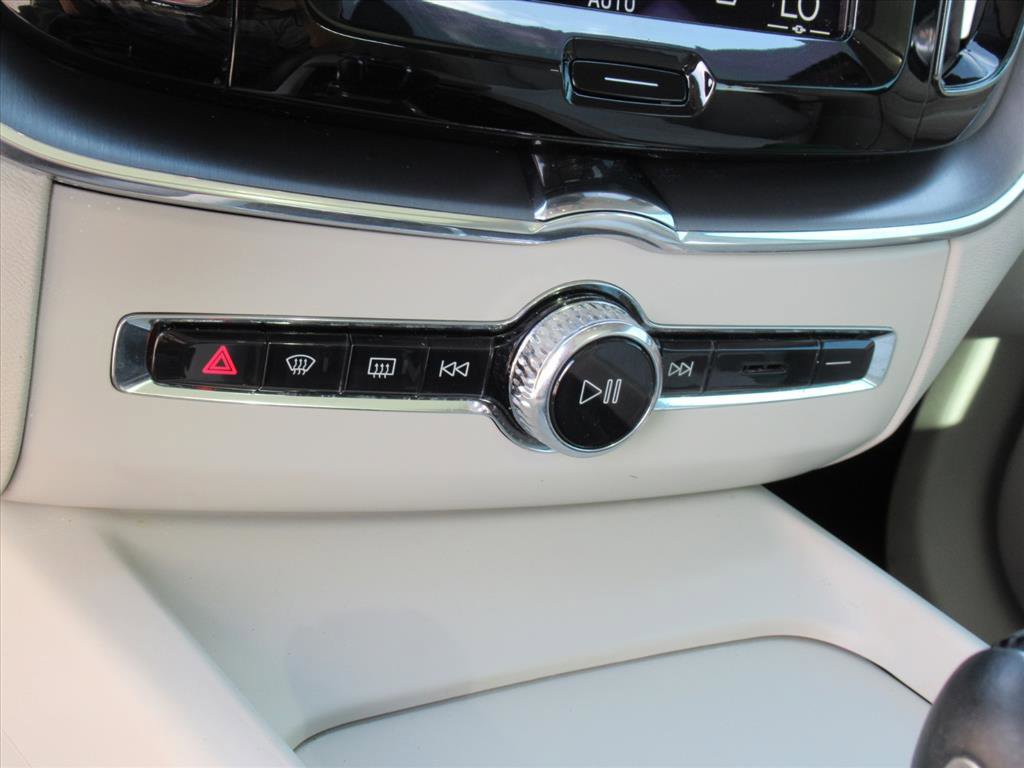 Used 2018 Volvo XC60 T6 Momentum w/ Convenience Package image 23