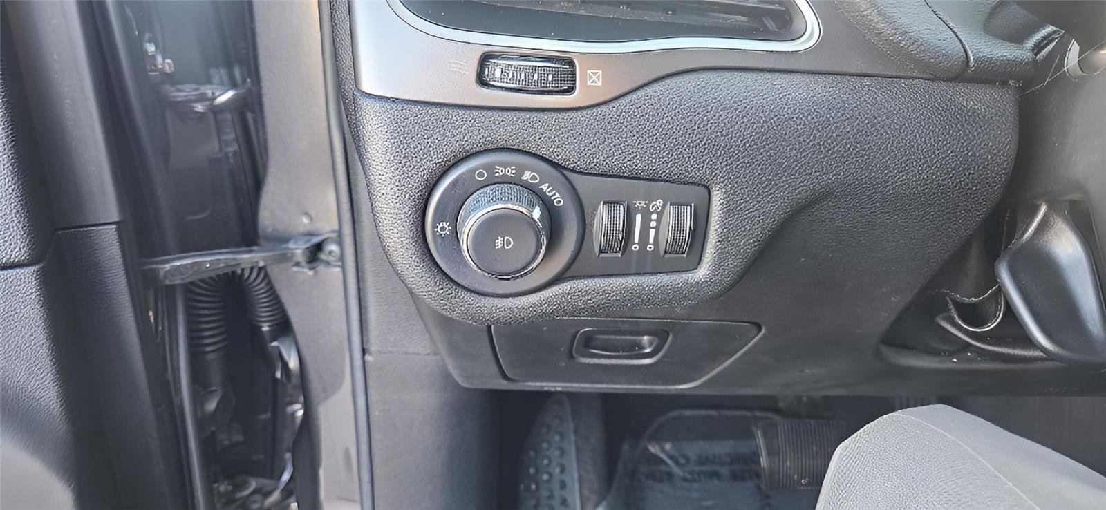 Used 2020 Jeep Cherokee Latitude Plus image 21