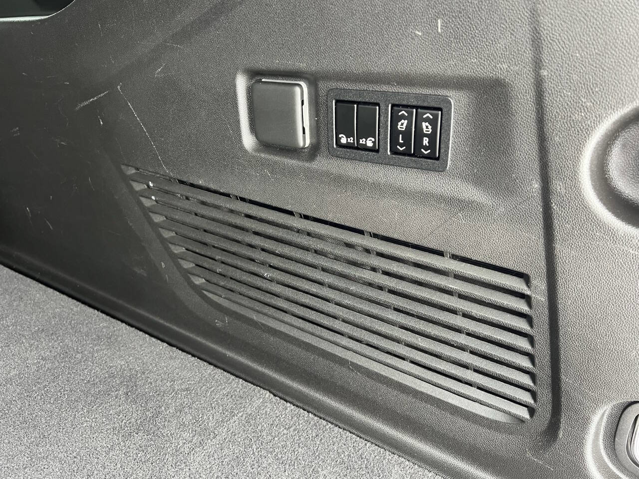 Used 2021 Chevrolet Suburban Z71 w/ Z71 Signature Package image 31