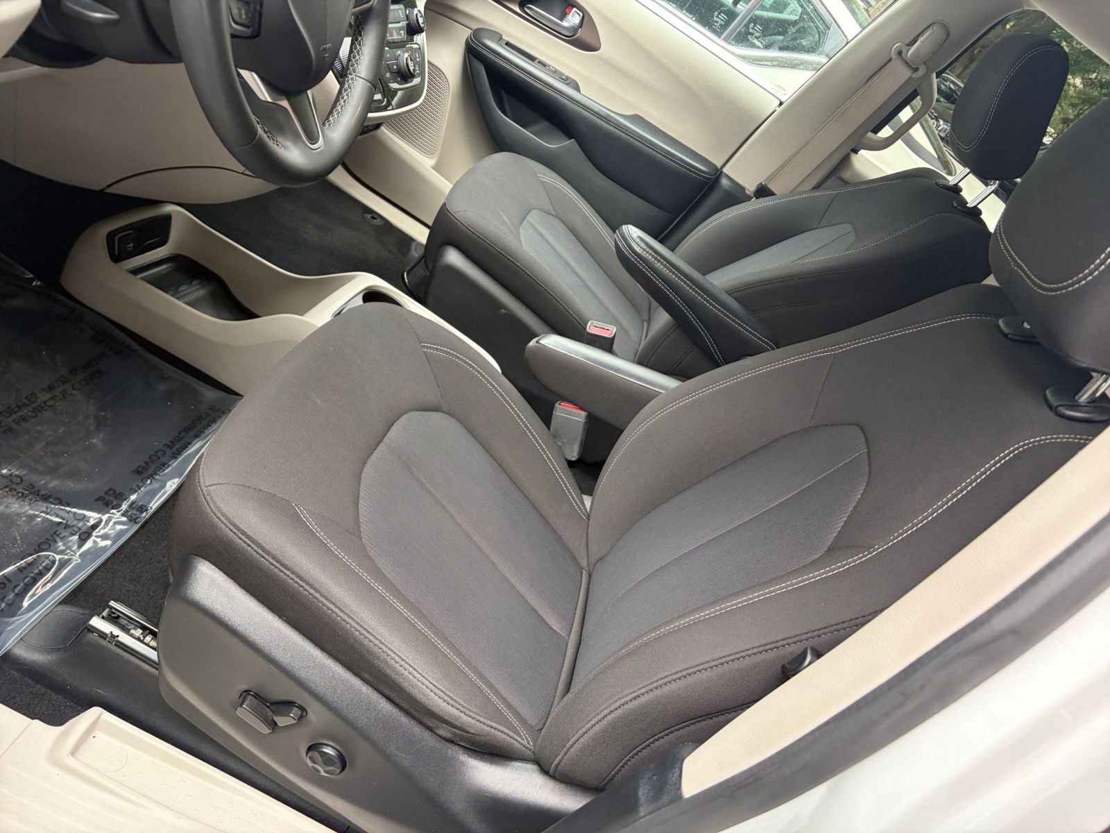 Used 2022 Chrysler Voyager LX FWD image 39