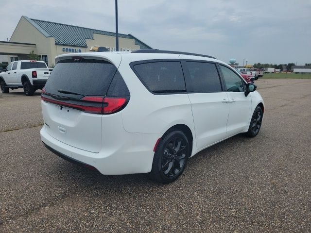 New 2026 Chrysler Pacifica Select w/ S Appearance Package FWD image 23