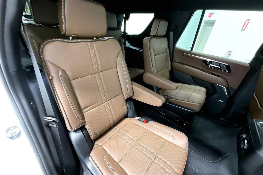 Used 2025 Chevrolet Tahoe High Country AWD/4WD image 32