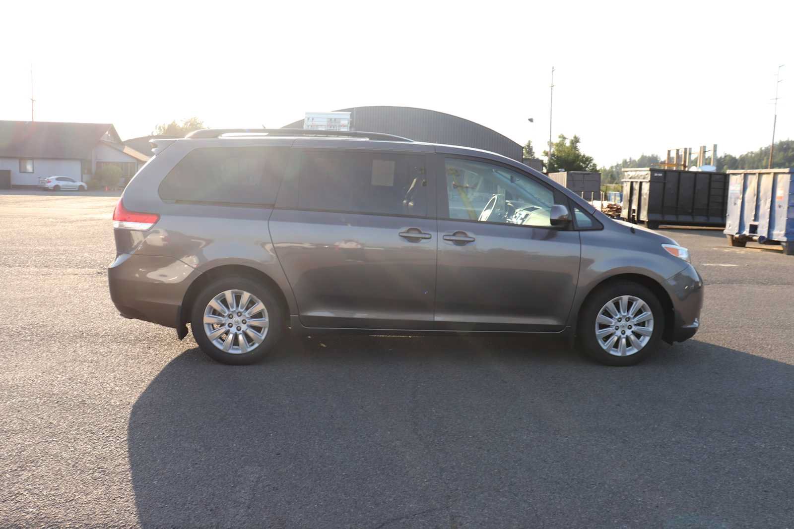 Used 2013 Toyota Sienna XLE AWD/4WD image 4