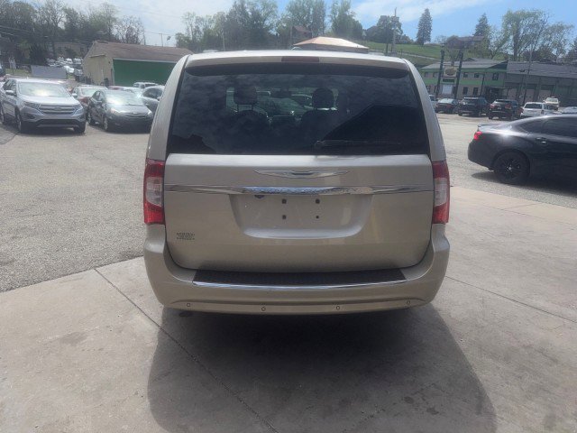 Used 2014 Chrysler Town & Country Touring-L w/ Driver Convenience Group FWD image 4