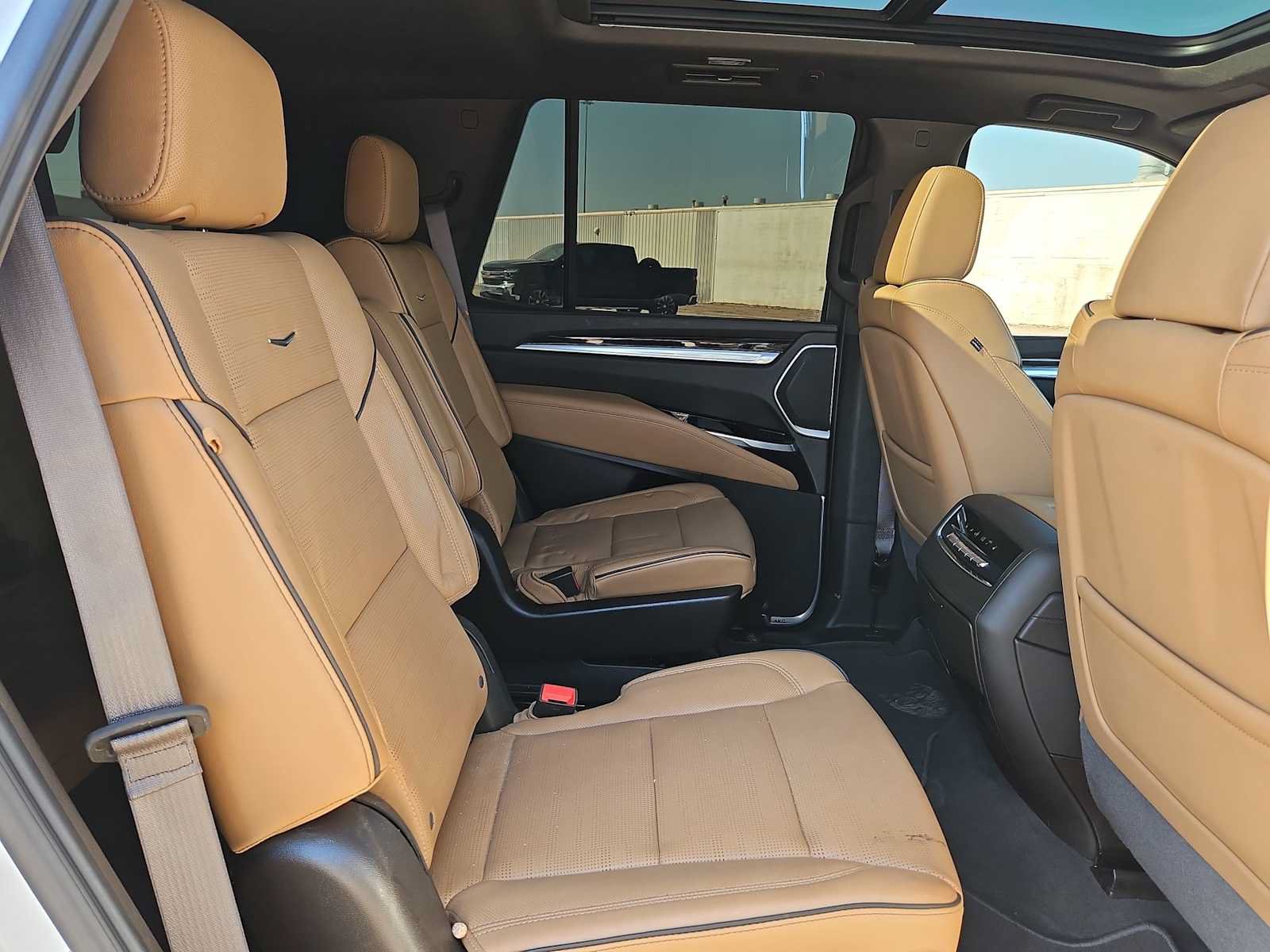 Used 2025 Cadillac Escalade Premium Luxury AWD/4WD image 17