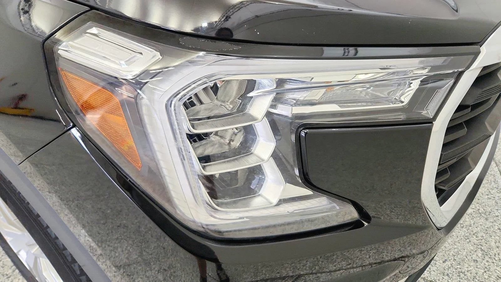 Used 2023 GMC Terrain SLE w/ Driver Convenience Package FWD image 32