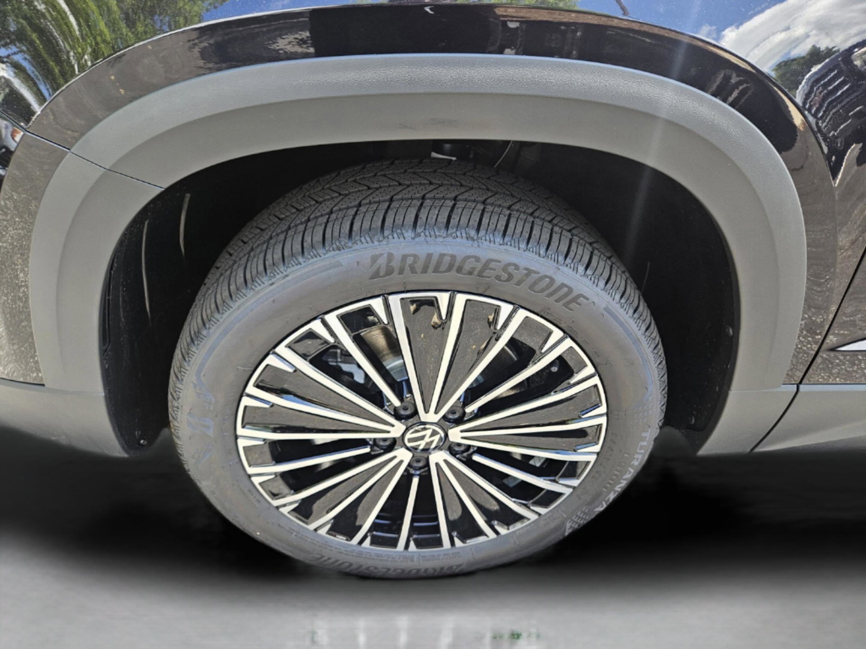 New 2025 Volkswagen Taos SE image 30