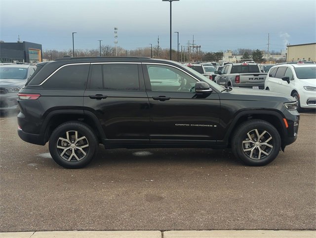 Used 2024 Jeep Grand Cherokee Limited image 2