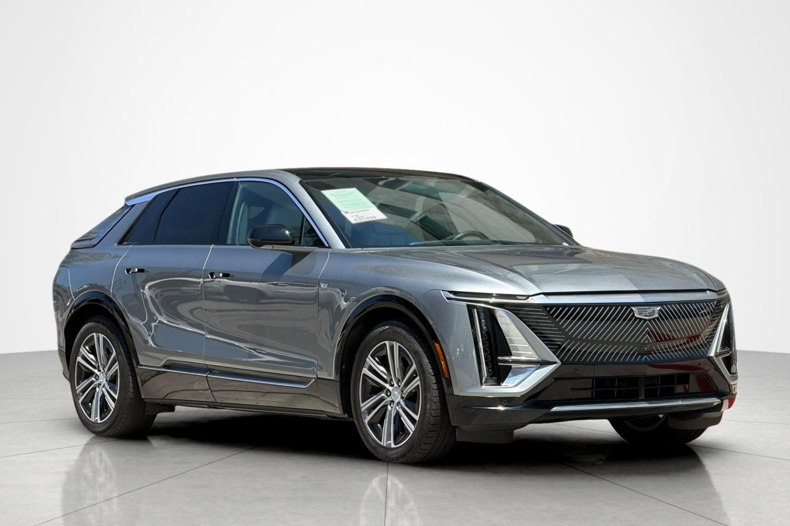 Used 2024 Cadillac Lyriq Luxury AWD/4WD image 7
