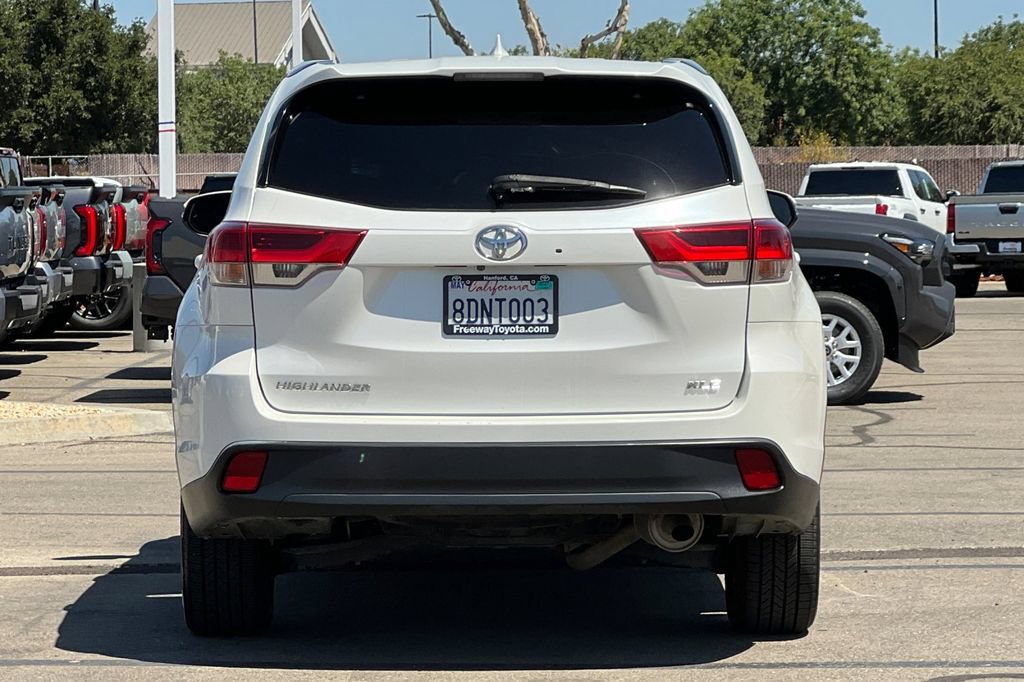 Certified 2018 Toyota Highlander XLE w/ Carpet Mat Package (TMS) FWD image 6