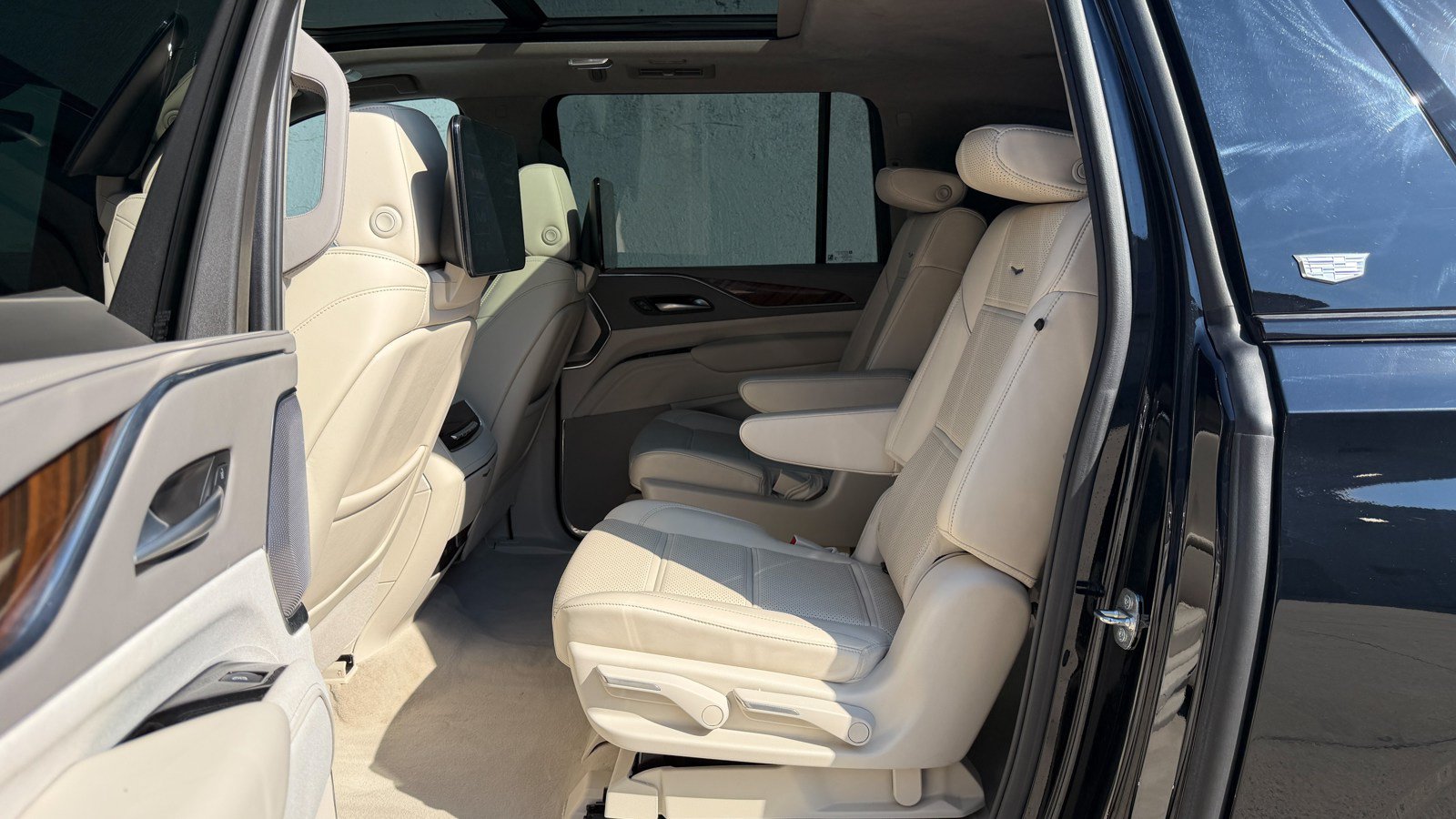 Used 2024 Cadillac Escalade ESV Sport Platinum w/ LPO, ONYX Package AWD/4WD image 24