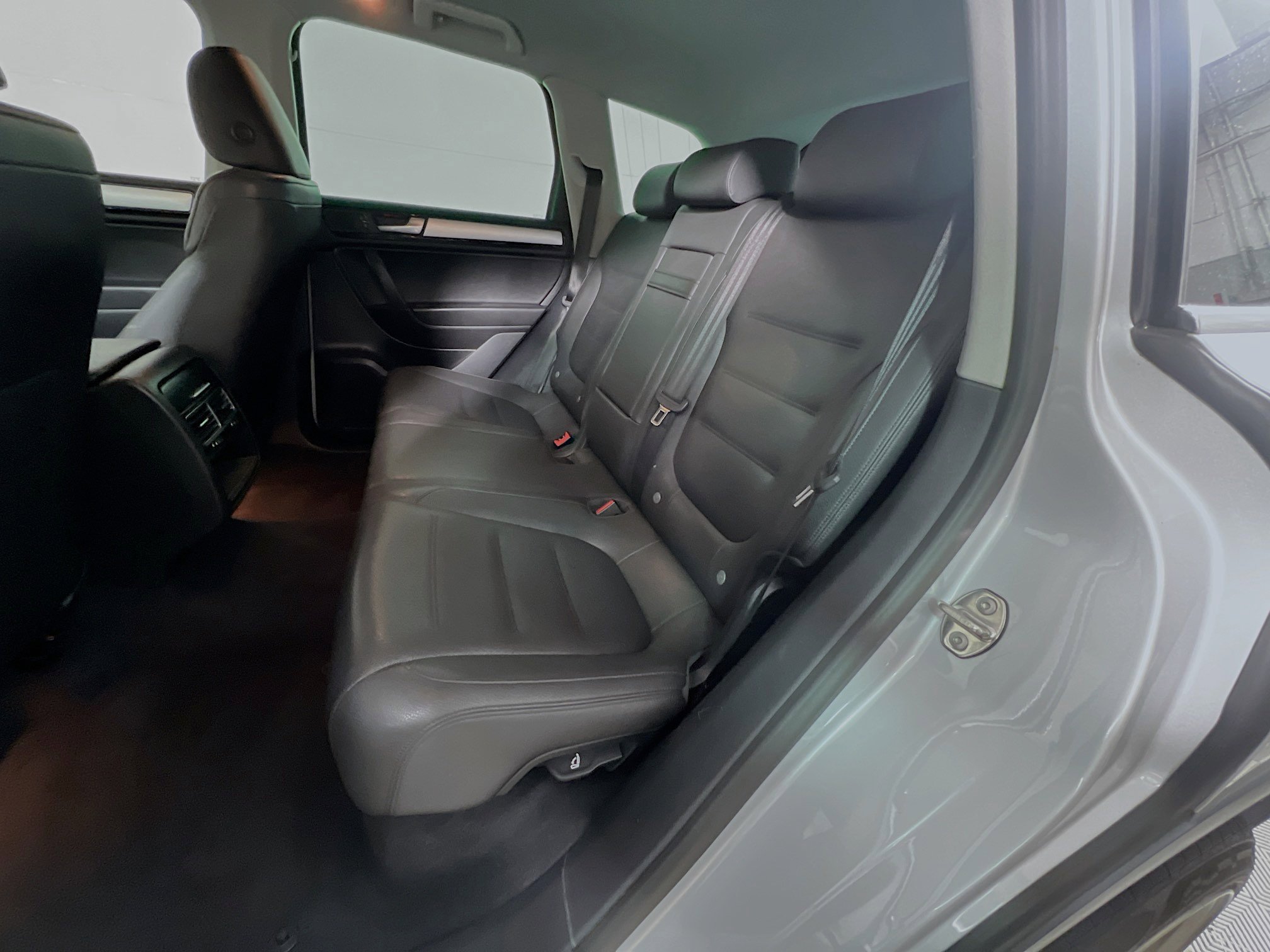 Used 2014 Volkswagen Touareg Sport image 29