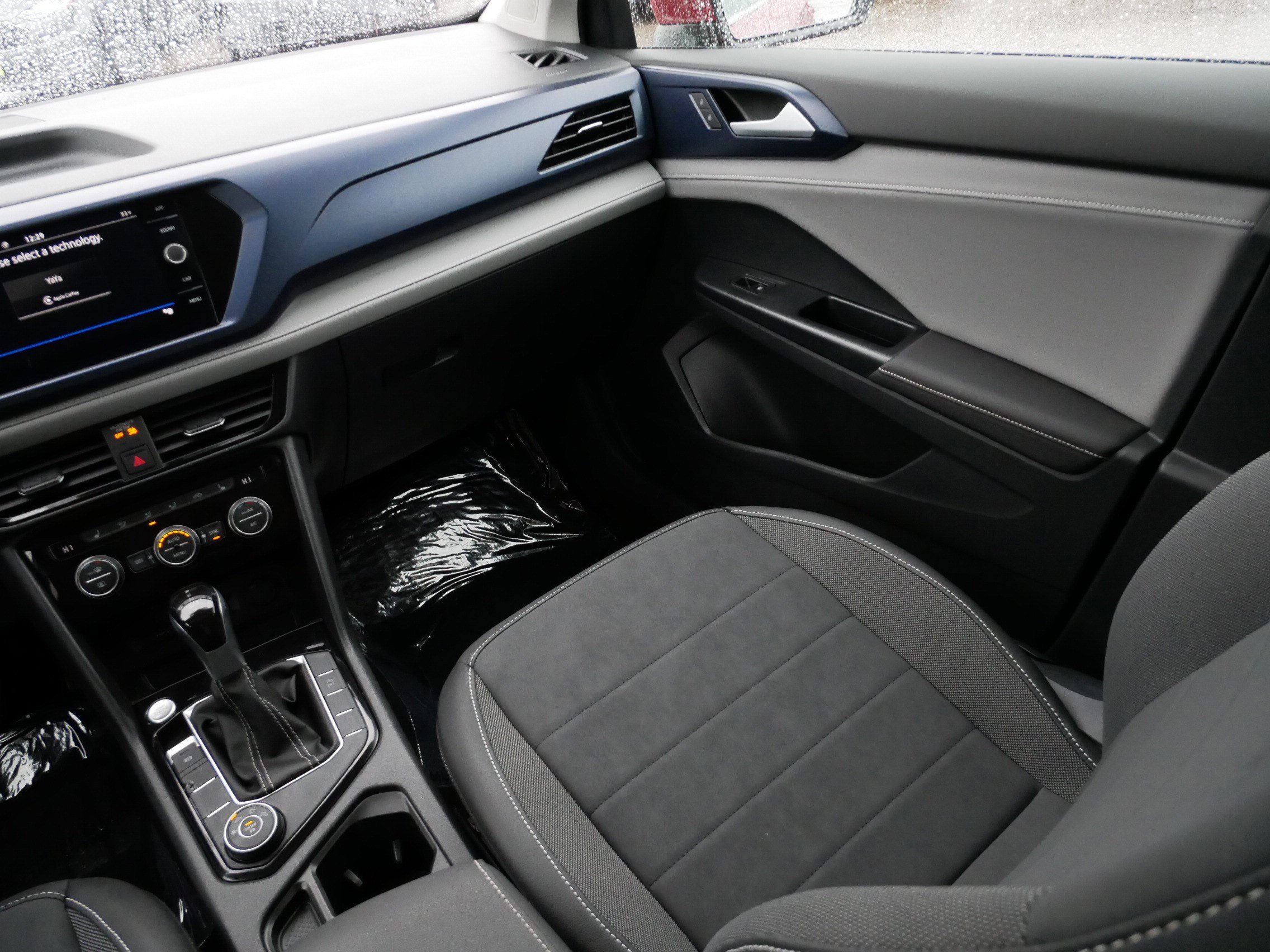 Used 2024 Volkswagen Taos SE w/ Panoramic Sunroof Package AWD/4WD image 11