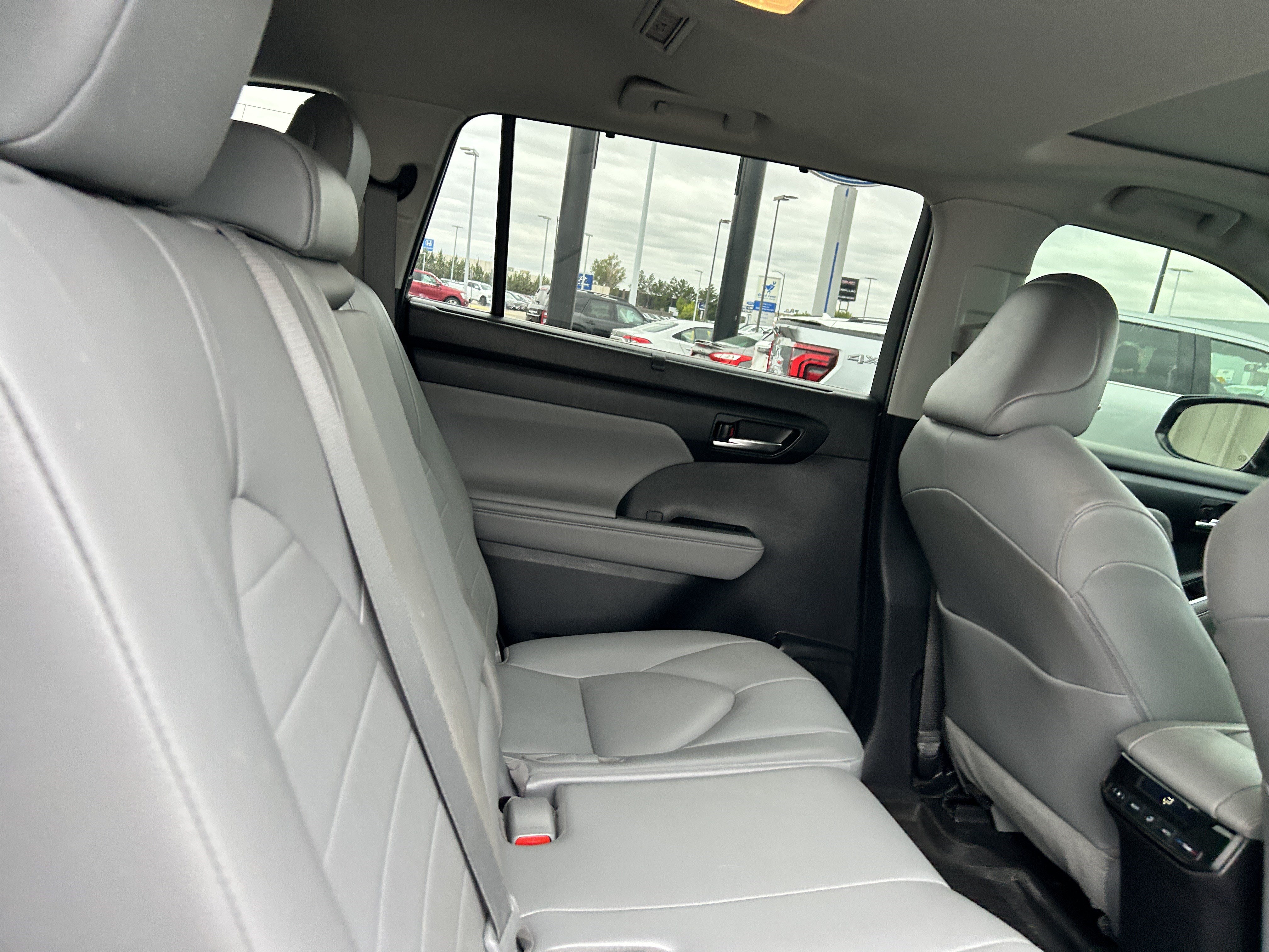 Used 2021 Toyota Highlander XLE AWD/4WD image 11
