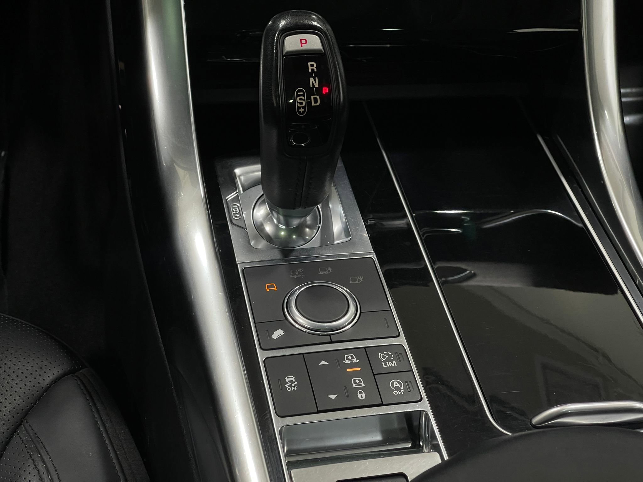 Used 2017 Land Rover Range Rover Sport HSE image 29