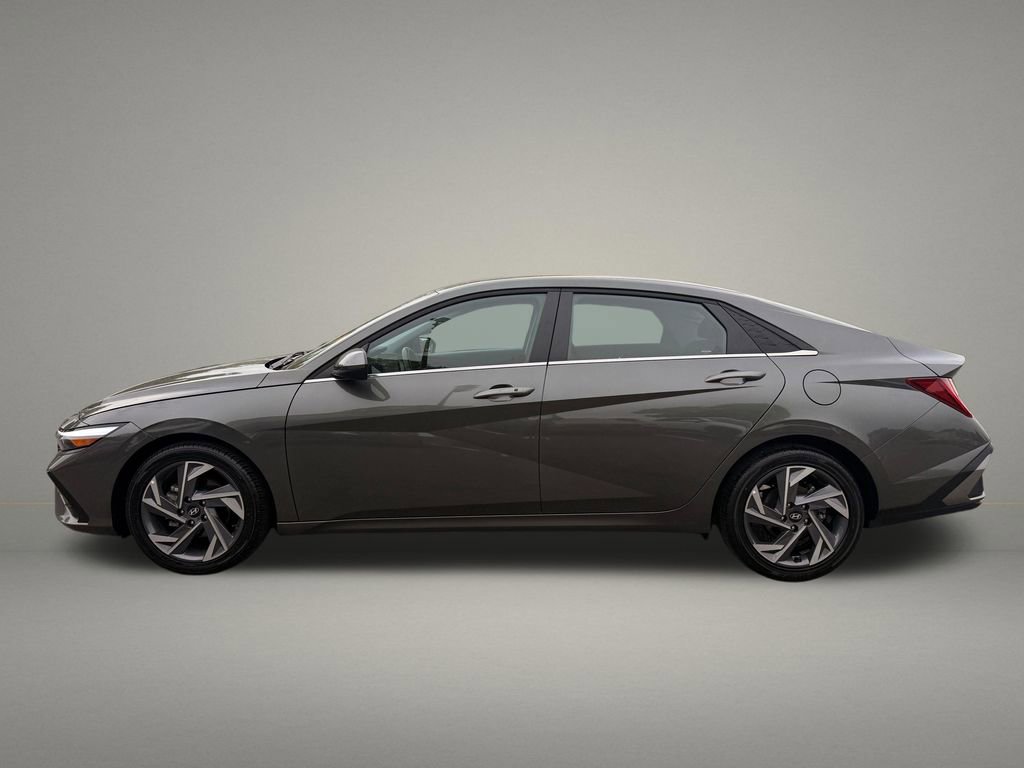 Used 2025 Hyundai Elantra SEL FWD image 2