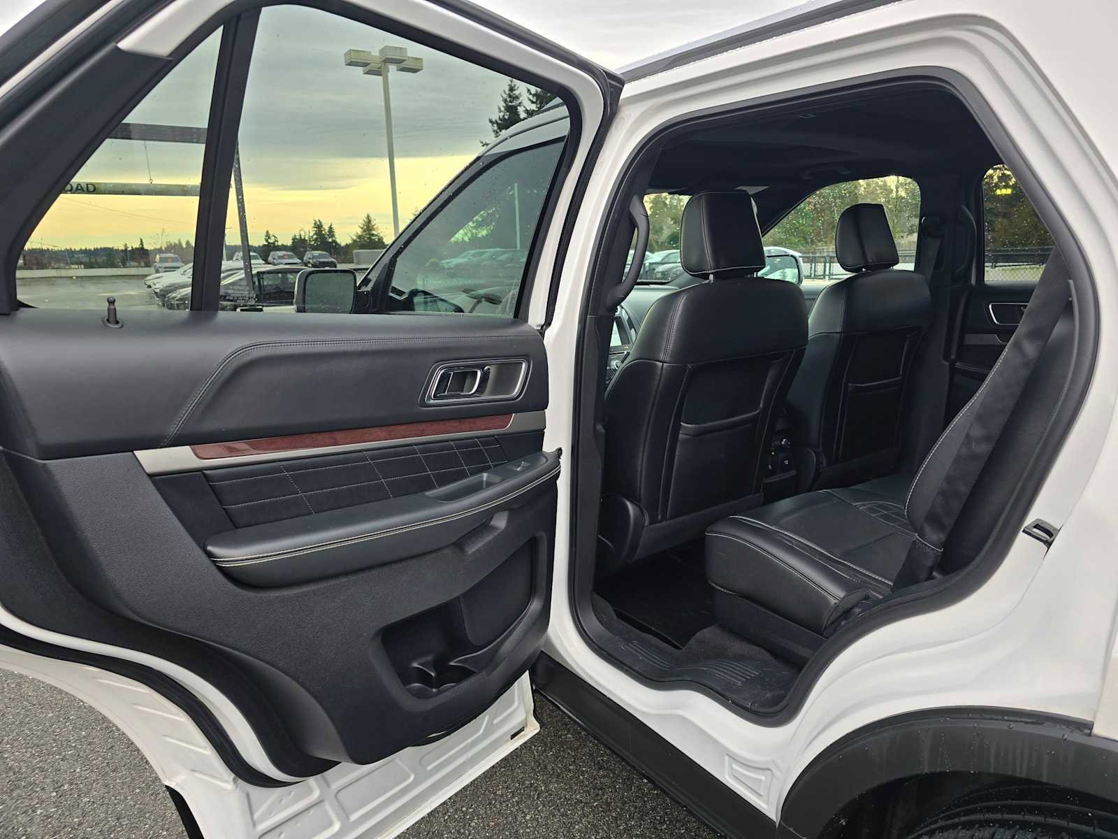 Used 2018 Ford Explorer Platinum image 15