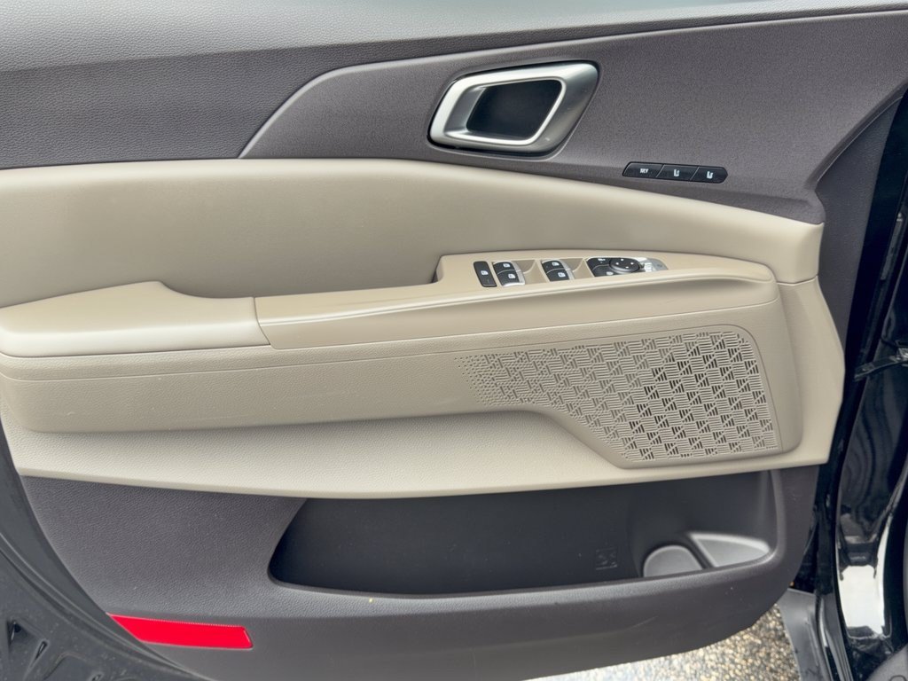 Used 2025 Kia Carnival EX FWD image 14